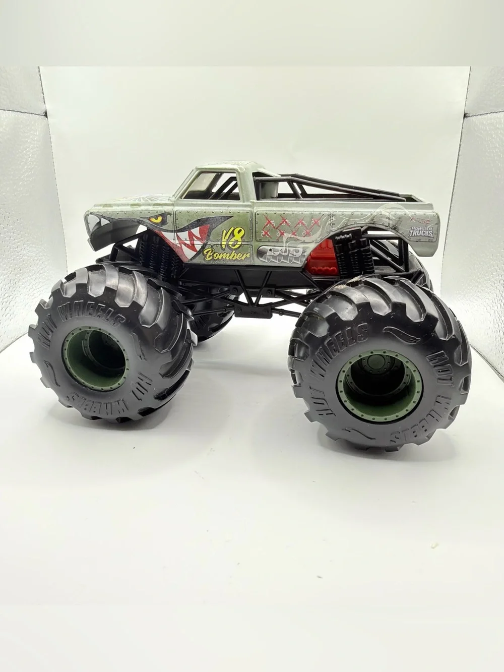 Hot Wheels ~ Monster Jam Truck ~ V8 BOMBER 1:24 scale